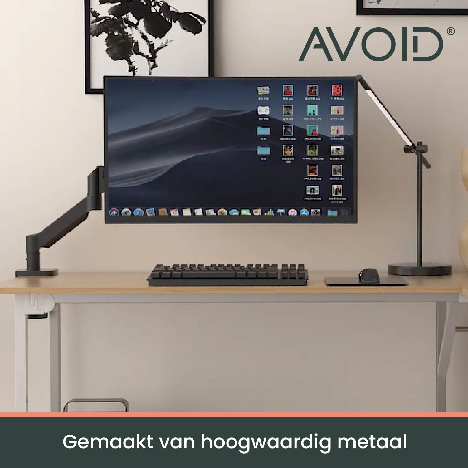 Zwarte, verstelbare monitorarm met stalen constructie en VESA-afstandsbevestiging, geschikt voor ergonomisch schermbevestigen aan bureaus of kantoren.