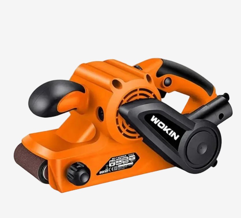 Oranje WOKIN bandzaag met zwarte handgrepen en stuurknop, voorzien van een bruine sandingband. Geschikt voor houtbewerking en gladde oppervlakken in de werkplaats.