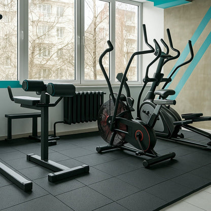 Zwarte rubberen vloermat in vier stukken, geschikt voor wasmachines. Gebruik als bescherming tegen schade en als anti-slip ondergrond in de wasruimte.