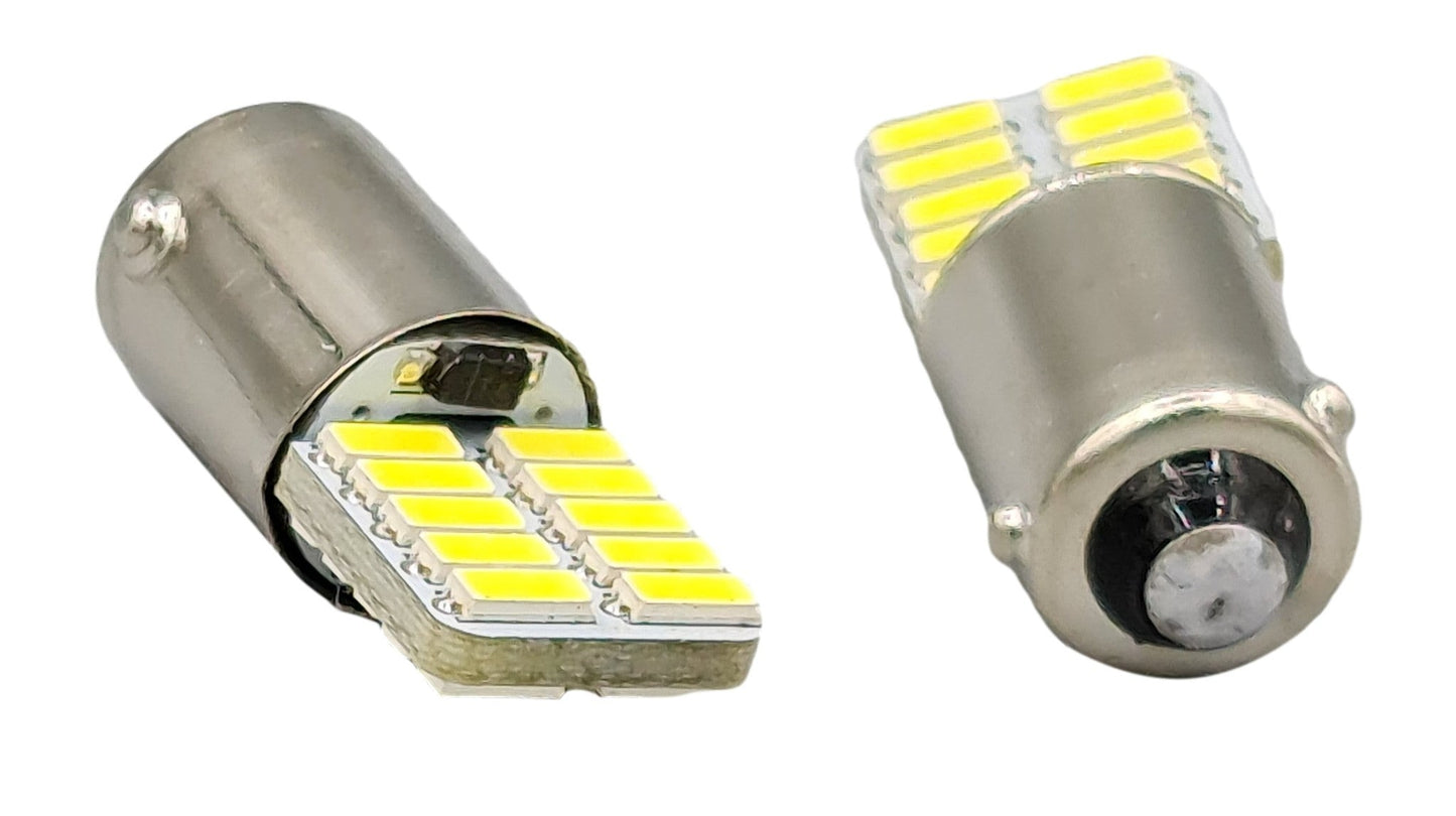 Zilverkleurige T10 LED-koplampen met gele chipverlichting, geschikt voor auto’s en motorfietsen. Zichtbare metalen behuizing en elektronische contactpunten voor betrouwbare verlichting.
