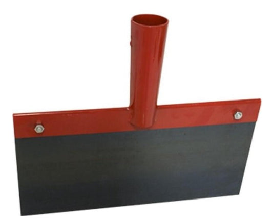 Rode metalen vloerborstel met zwarte rubberen schuifplaat, bevestigd met zichtbare schroeven. Geschikt voor gladde vloeren en effen verfwerkzaamheden.