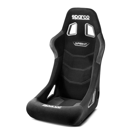 De Sparco Sprint racestoel in zwart, met zichtbare witte naadwerk en metalen ventilatieopeningen, is ontworpen voor sportwagens en racevoertuigen. Geschikt voor hoge prestaties en veiligheid tijdens rijden.
