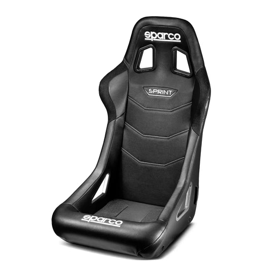 Een zwarte Sparco Sprint racestoel met witte logo’s en gestikte details, gemaakt van leer en mesh voor sportwagens. Ideaal voor racen en motorsport-uitrusting.
