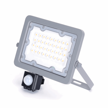 Grijze LED buitenverlichting met bewegingssensor, voor tuin of terras. Robuust ontwerp met zichtbare LED’s en montagearm voor nachtelijke veiligheid.