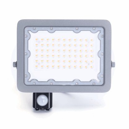 Grijze LED buitenverlichting met bewegingssensor, voor tuin of terras. Zichtbare LED’s en zilverkleurige montageschroef voor nachtverlichting.