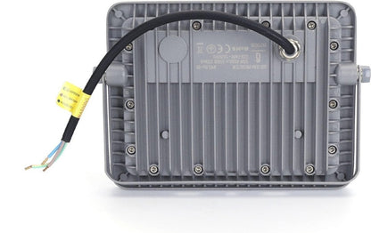 Grijs LED-stralingslamp met zichtbare kabel en gele isolatie, geschikt voor buitenverlichting. Zichtbare S-markering en zonnige LED-dioden voor efficiënte verlichting.