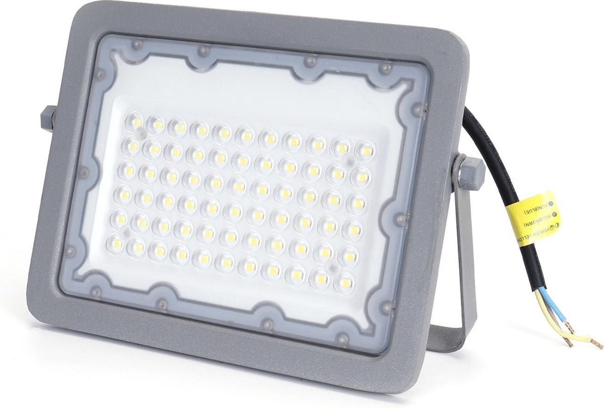 Grijs LED-stralingslicht met zichtbare LED’s en kabel, geschikt voor buitenverlichting. Robuust ontwerp met montagearm en geïsoleerde kabel voor veilige installatie.