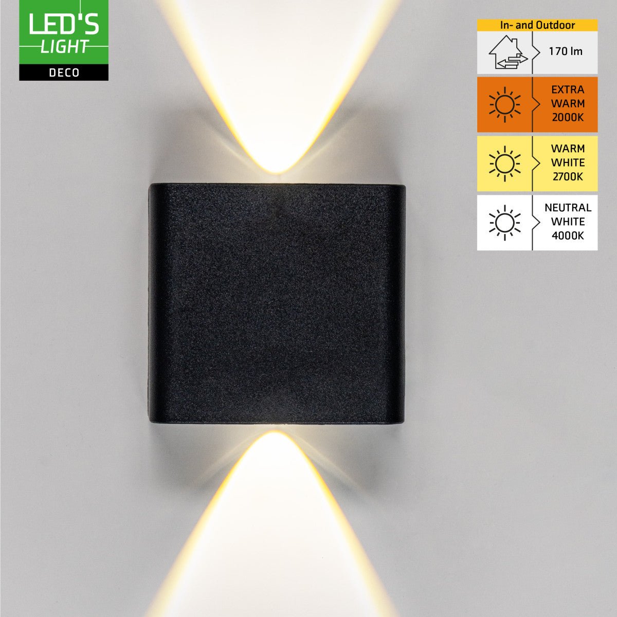 Zwart wandlamp met warm wit licht, geïnstalleerd op een grijze muur boven een bruine bank. Geschikt voor buitenverlichting en avondelijke sfeercreatie.