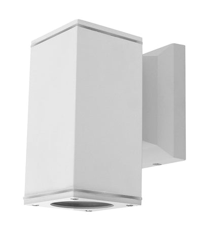 Een witte, rechthoekige wandlamp met een mat oppervlak en zichtbare montagebeugel. Geschikt voor gebruik in de tuin of op de veranda, met een moderne, minimalistische vorm.
