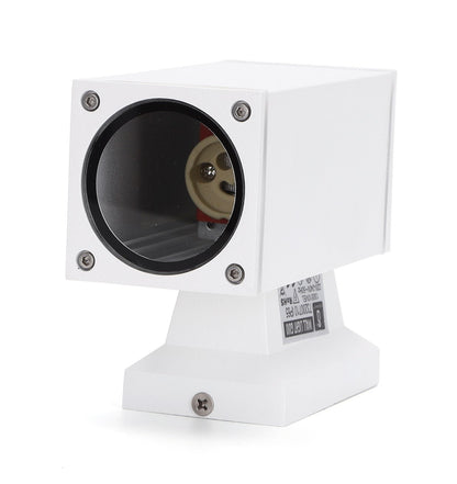 Een witte, rechthoekige wandlamp met een strak, modern ontwerp en zichtbare montagebeugel. Geschikt voor gebruik in de tuin of op de veranda, met een robuust aluminium frame.
