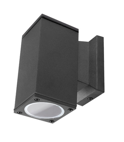 Zwart, vierkant buitenspot met glanzende metalen behuizing en witte diffuser. Geschikt voor wandmontage en moderne verlichting in tuinen of terrassen.