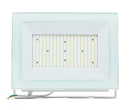 Een witte LED-fluorescentie spot met glazen beschermingsglas en zichtbare LED-chip. Geschikt voor buitenverlichting en tuinverlichting, met een zilverkleurige montagebeugel.
