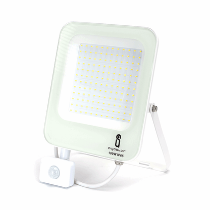 Een witte, rechthoekige LED-straler met 100W en IP65-klasse, uitgerust met een bewegingssensor voor buitenverlichting. Het apparaat heeft een glazen kap en zichtbare merknaam.
