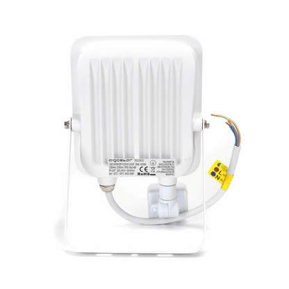 Een witte, rechthoekige LED-straler met zichtbare sensormodule en gekleurde kabels, geschikt voor buitenverlichting. IP65 waterdicht en 30W, ideaal voor tuin- en terrasverlichting.