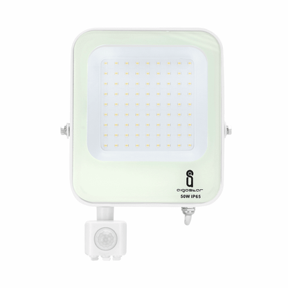 Een witte, rechthoekige LED-stralingslamp met 50W en IP65-klasse, voorzien van een bewegingssensor. Geschikt voor buitenverlichting en veiligheidssystemen.