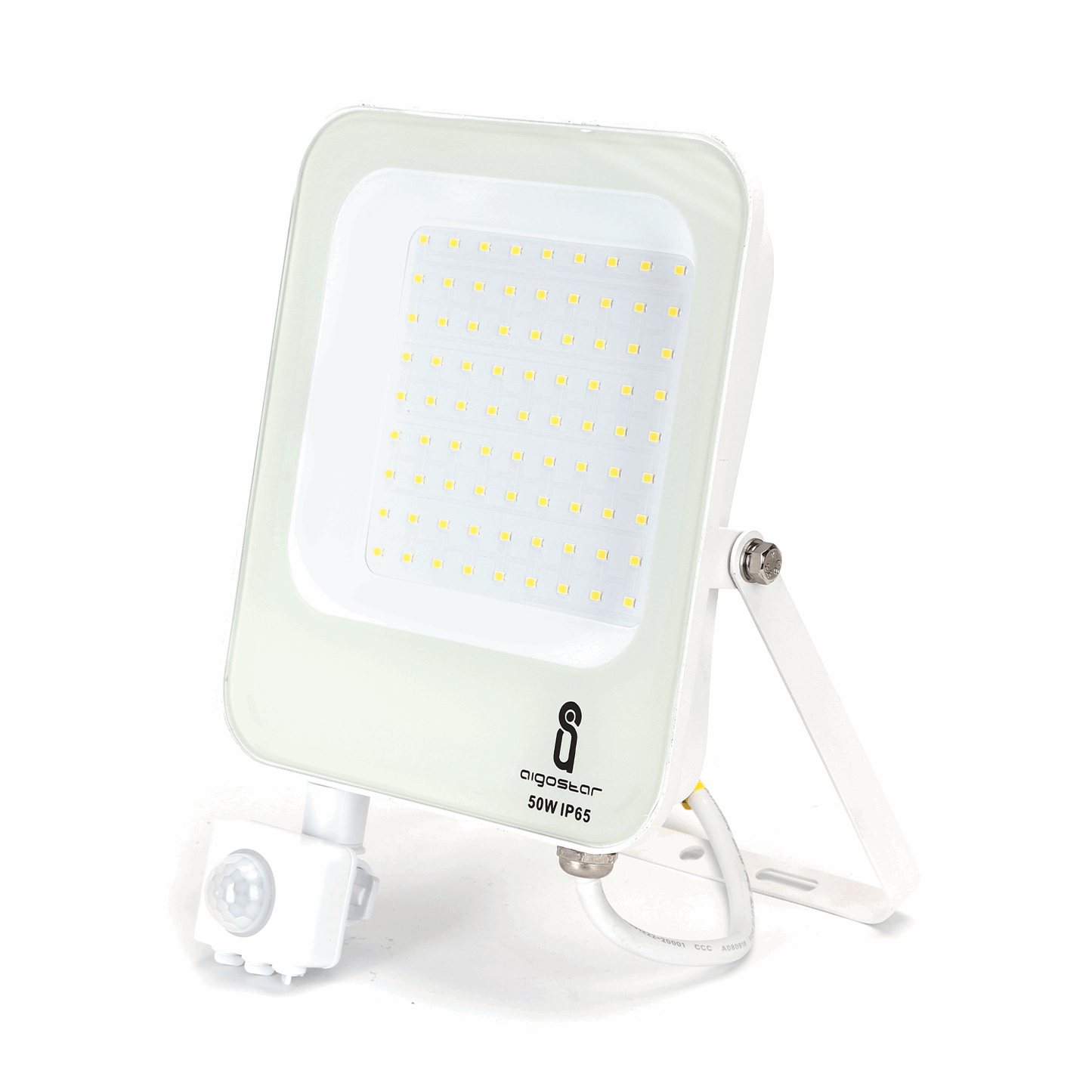 Een witte Aigostar LED-fluorlicht met 50W en IP65-klasse, uitgerust met een bewegingssensor voor buitenverlichting. Het apparaat heeft een glazen kap en een verstelbare arm voor optimale verlichting.