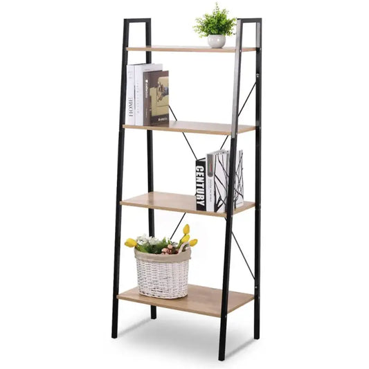 Een moderne, zwarte metalen ladderboekenkast met vier houten planken in lichte eikenkleur, ideaal voor het opbergen van boeken of decoratie in een woonkamer of slaapkamer.