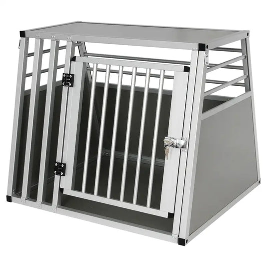 Zilverkleurige metalen hondencage met sluitbare deur en slot, geschikt voor reis of huisgebruik. Robuust ontwerp met horizontale staven en verstelbare onderdelen voor veiligheid en comfort.