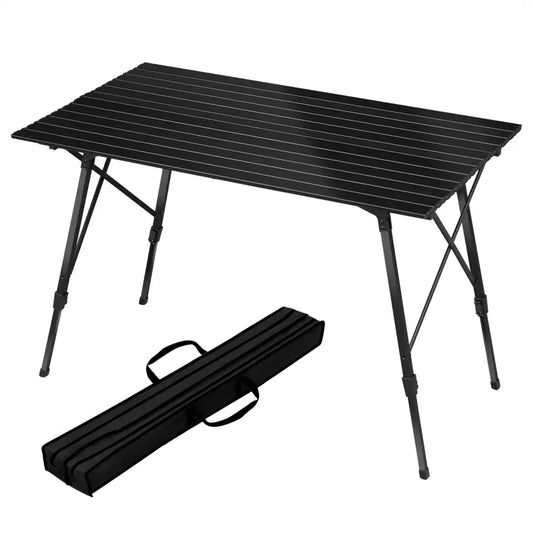Zwarte vouwtafel met gestreepte metalen blad en verstelbare poten, geleverd met een zwarte draagtas. Ideaal voor kamperen en outdoor activiteiten.