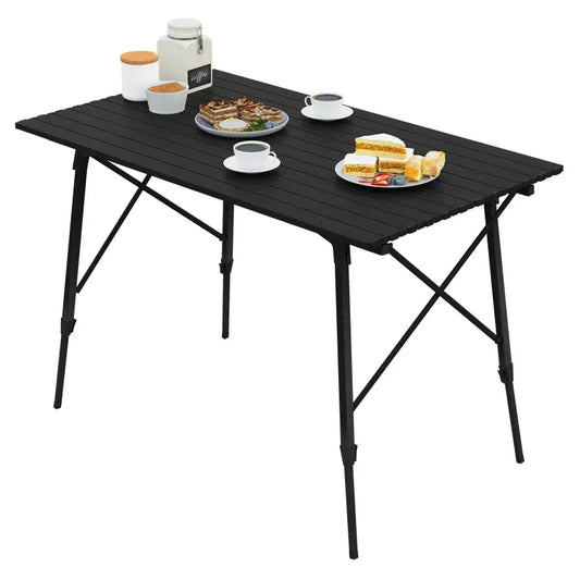 Zwarte vouwtafel met gestreepte metalen blad en verstelbare poten, geleverd met een zwarte draagtas. Ideaal voor kamperen en outdoor-activiteiten.