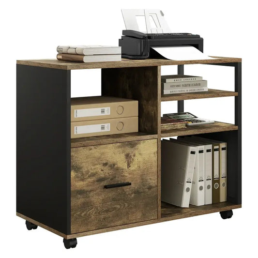 Een mobiele kantoortafel met houten blad en zwart frame, voorzien van laden en planken voor documenten, geschikt voor thuisbureau of kantoor. Met wieltjes voor gemakkelijke verplaatsing.