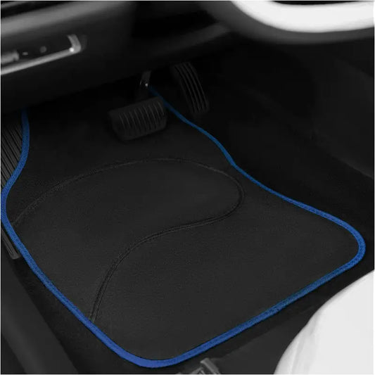 Zwarte autovloermatten met blauwe rand, gemaakt van zacht textiel, geschikt voor auto’s. Set van vier, met opvallende vormgeving voor betere grip en stijl.