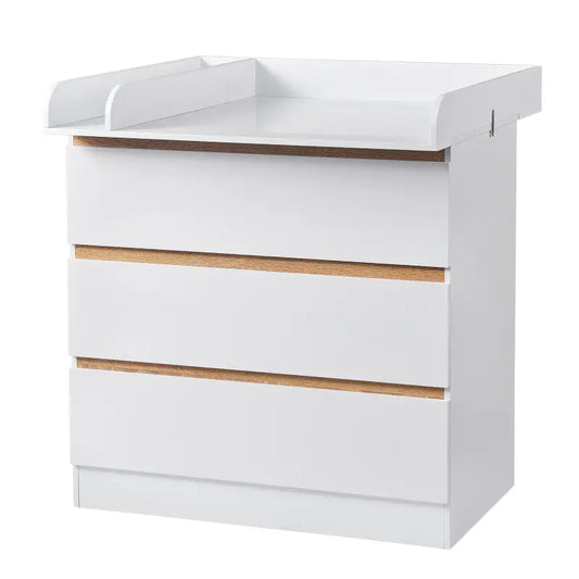 Een witte babyverzorgingskast met houten accenten en drie laden, voorzien van een opklapbare verpleegtafel. Ideaal voor babyverzorging en kinderkameropslag.