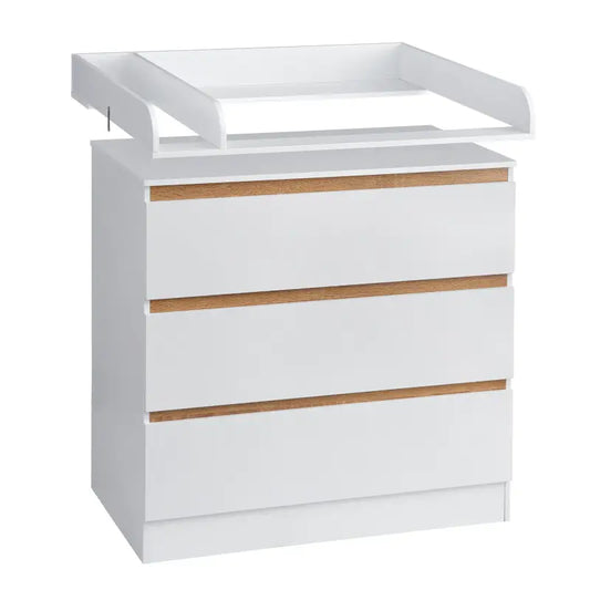 Een witte babyverzorgingskast met houten accenten en drie laden, voorzien van een opklapbare verpleegtafel. Ideaal voor babyverzorging en slaapkameropslag.