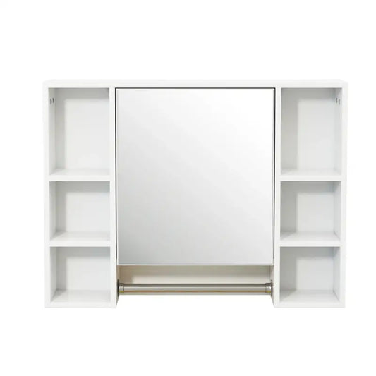 Een witte wandkast met spiegeldeur en open vakken, voorzien van een zilverkleurige handdoekhouder. Ideaal voor badkameropslag en toilettasorganisatie.