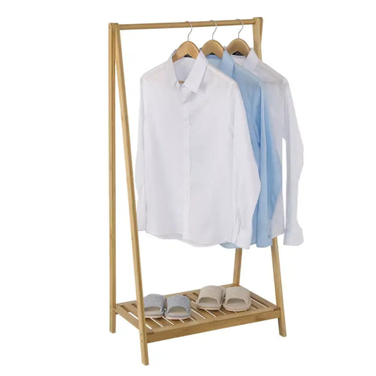 Een houten kledingrek met drie over elkaar hangende witte en lichtblauwe overhemden en een onderbalk met twee paar slippers, geschikt voor slaapkamer of kantoor.