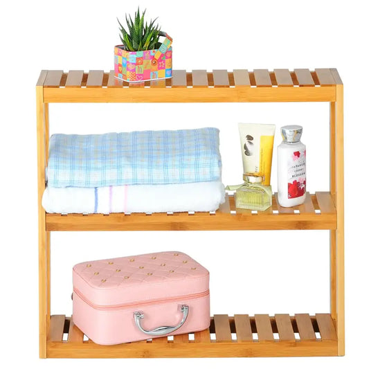 Een lichtbruine bamboe plank met drie verdiepingen, geschikt voor opslag in de badkamer. Geschikt voor schoenen, accessoires of decoratieve items in een moderne badkamer.