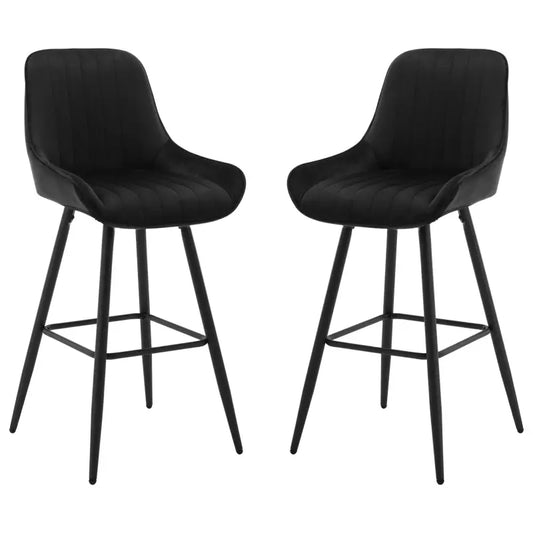 Zwarte, gestoffeerde barstools met verticale rimpeling en dunne metalen poten, geschikt voor moderne keukens of bars. Comfortabele zitting met stijlvolle, minimalistische vormgeving.