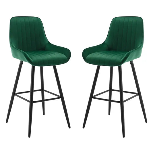 Zwarte, gestoffeerde barstoelen met verticale rimpeling en metalen poten, geschikt voor moderne keukens of bars. Comfortabele zitting met stijlvolle, minimalistische vormgeving.