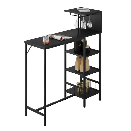 Zwarte hoge bar met glazen hangers en open planken, geschikt voor woonkamer of kleine bar. Modern design met koffie- en decoratieartikelen voor thuisgebruik.