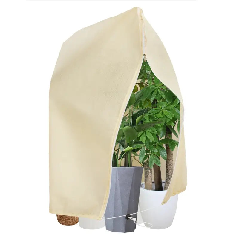 Een crèmekleurige, waterafstotende plantenkap met rits en trekkoord, speciaal ontworpen voor binnen- en buitengebruik. Bescherming biedt tegen zon, regen en stof voor groene planten.