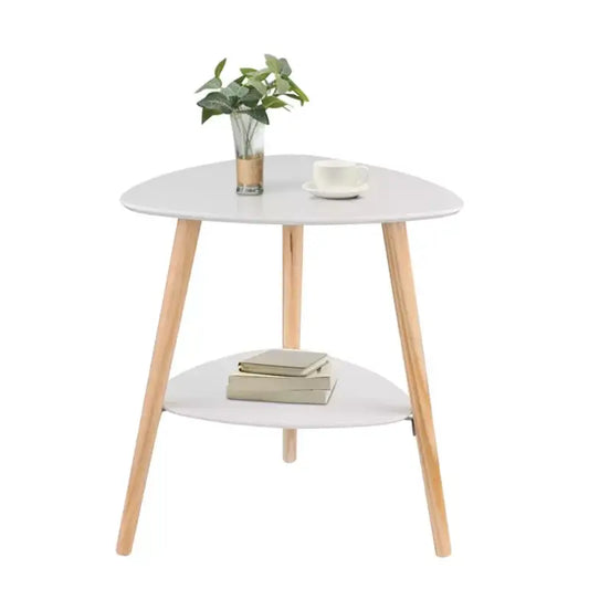 Een witte, driehoekige bijzettafel met houten poten en een onderste laag, versierd met een plant in een glazen vaas en een kopje koffie. Ideaal voor moderne woonkamer- of slaapkamerdecoratie.