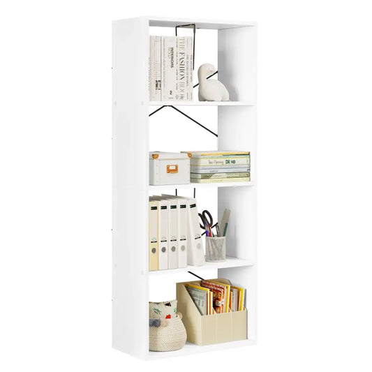 Een witte, vierlaagse boekenkast met houten planken, gevuld met boeken, archiefmapjes, een kattenfiguur en een mandje. Ideaal voor kantoororganisatie of woonkameropslag.