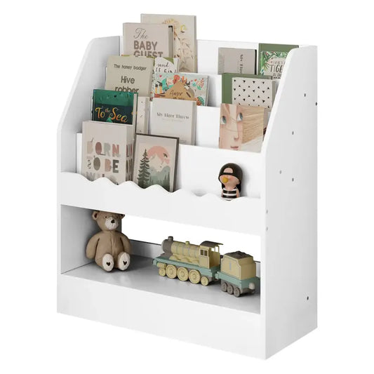 Een witte, twee-laagse kinderboekenkast met schuine randen, gevuld met kleurrijke kinderboeken en speelgoed zoals een teddybeer en een trein. Ideaal voor een kinderkamer of speelruimte met een minimalistisch design.