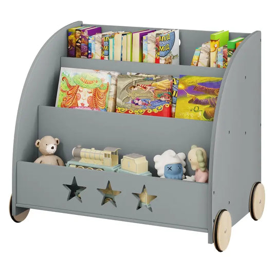 Grijze houten kinderboekenkast met wielen, voorzien van sterrenopeningen en gevuld met kleurrijke boeken en speelgoed. Ideaal voor kinderkamerorganisatie en speelgoedopslag.