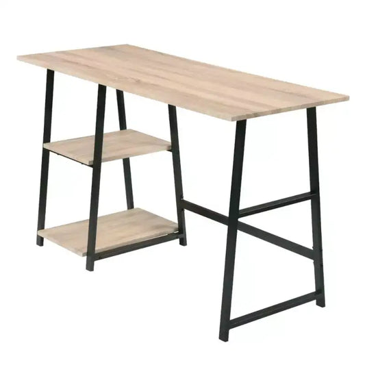 Een lichtgekleurd houten bureau met zwarte metalen poten en twee ondersteunende planken, geschikt voor thuiswerken of kantoorruimte. Modern industrieel ontwerp met ruimte voor organisatie en stijl.