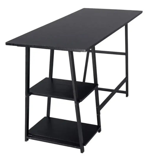 Een lichtgekleurd houten bureau met zwarte metalen poten en twee ondersteunende planken, geschikt voor thuiswerken of kantoorruimte. Modern industriële design voor werkplek of studie.