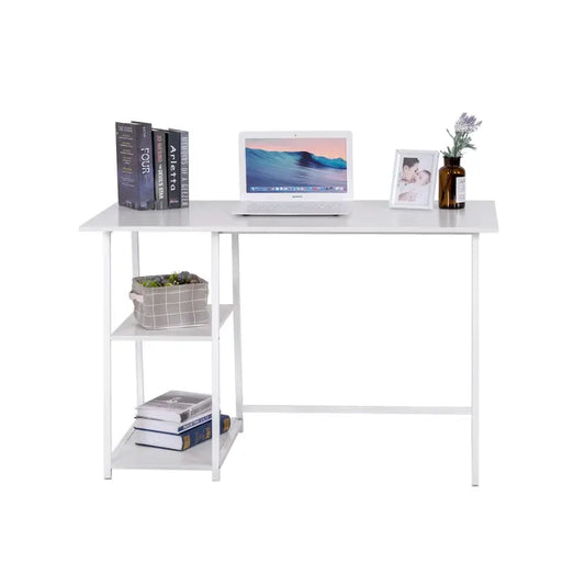 Een witte, minimalistische werktafel met ondersteunende planken, voorzien van een laptop, boeken en decoratieve accessoires. Ideaal voor thuisbureau of studieplek, met een moderne, functionele uitstraling.