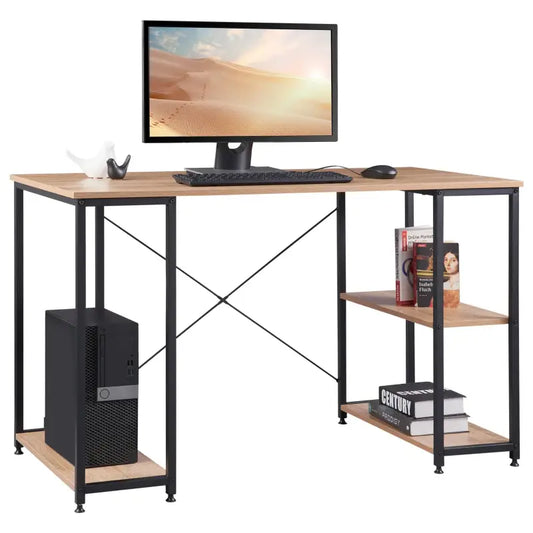 Een moderne hoekwerkplek met houten blad en zwart metaalframe, uitgerust met monitor, toetsenbord, muis en boekenplanken voor een comfortabele thuiswerk- of gamingomgeving.