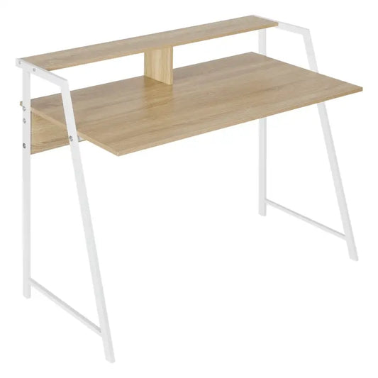 Een moderne, lichtbruine houten bureau met witte metalen poten en een bovenste plank voor opslag, ideaal voor thuiswerken of studeren. Geschikt voor een minimalistische kantoor- of studieomgeving.