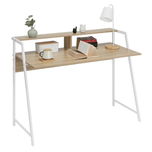 Een moderne, lichtbruine houten bureau met witte metalen poten en een bovenste plank voor opslag. Geschikt voor thuiswerken of studie, met een minimalistisch design voor een gestructureerde werkplek.
