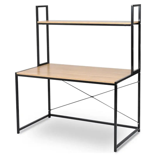 Een moderne werktafel met houten blad en zwart metaalframe, voorzien van een bovenste plank voor organisatie. Ideaal voor thuisbureau of kantoor, met stijlvolle industriële uitstraling.