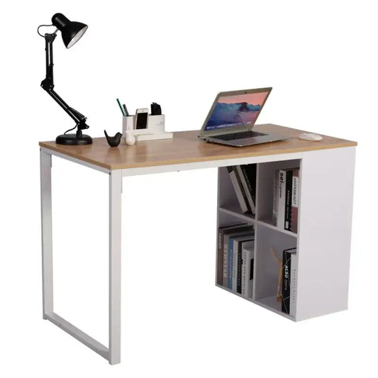 Een moderne houten bureau met witte metalen poten en ingebouwde boekenkast, uitgerust met laptop, bureaulamp en kantoortoestellen voor thuiswerken of studie. Ideaal voor een compacte werk- of studieplek.
