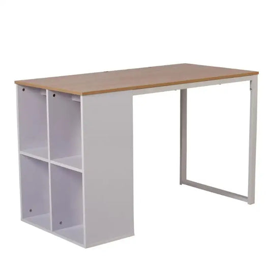 Een moderne houten bureau met witte metalen poten en een ingebouwde boekenkast, uitgerust met een laptop, bureaulamp en kantoortoestellen voor thuiswerken of studie. Ideaal voor een minimalistisch werk- of studieplek.