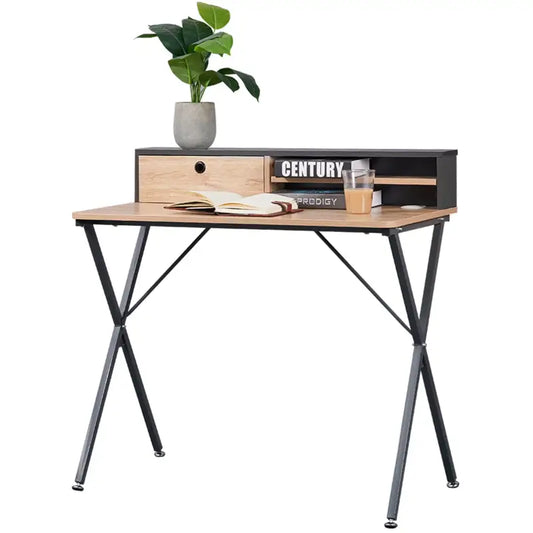 Een moderne houten bureau met zwart metalen X-vormige poten, een houten lade en open vak voor boeken. Geschikt voor thuiswerken of studie, met een plant, open boek en drankje op de tafel.