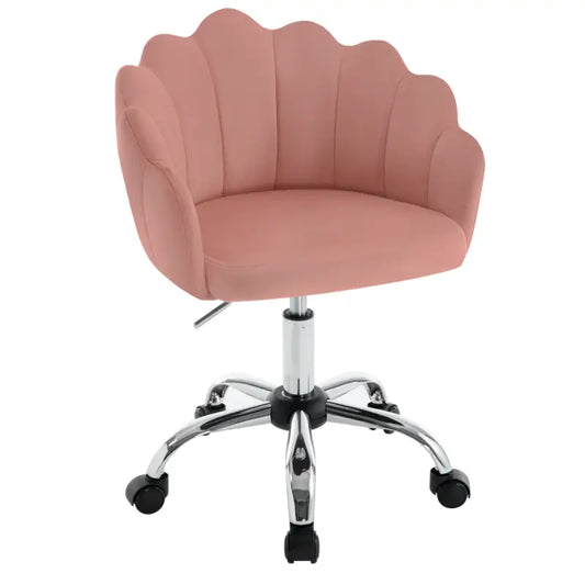 Een roze, schelpvormige bureaustoel met fluweelachtig bekleding en glanzende chromen basis met wieltjes. Ideaal voor een stijlvolle werkplek of als decoratieve zithoek in een kantoor of slaapkamer.